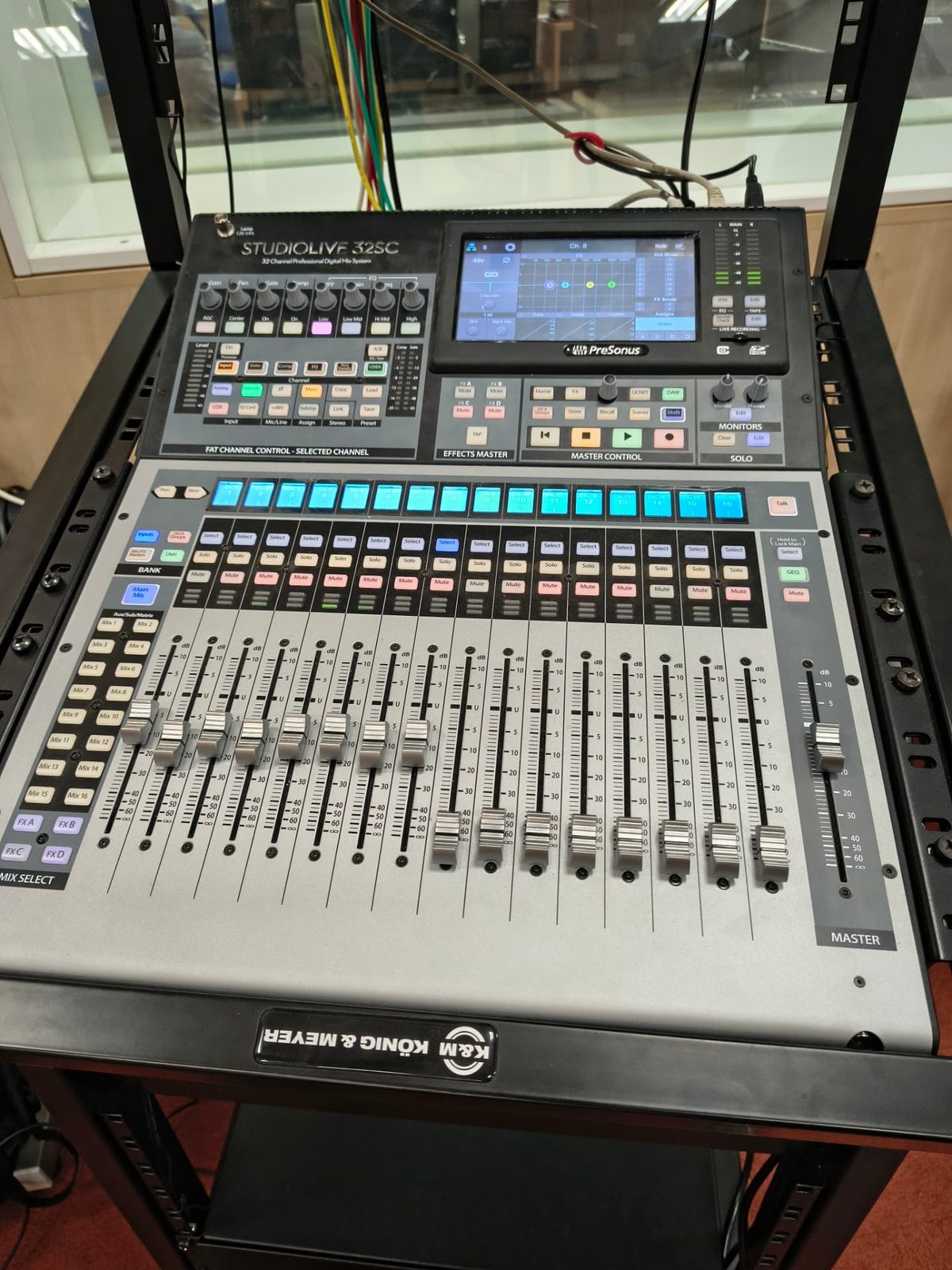 Digitální mixážní pult PreSonus StudioLive 32SC zabudovaný v pojízdném racku s dotykovým displejem