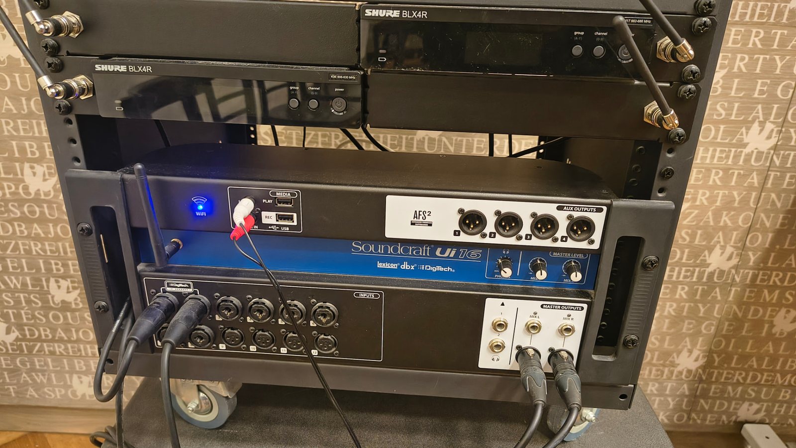 Zvukový rack na kolečkách s bezdrátovými přijímači Shure BLX4R a digitálním pultem Soundcraft Ui16
