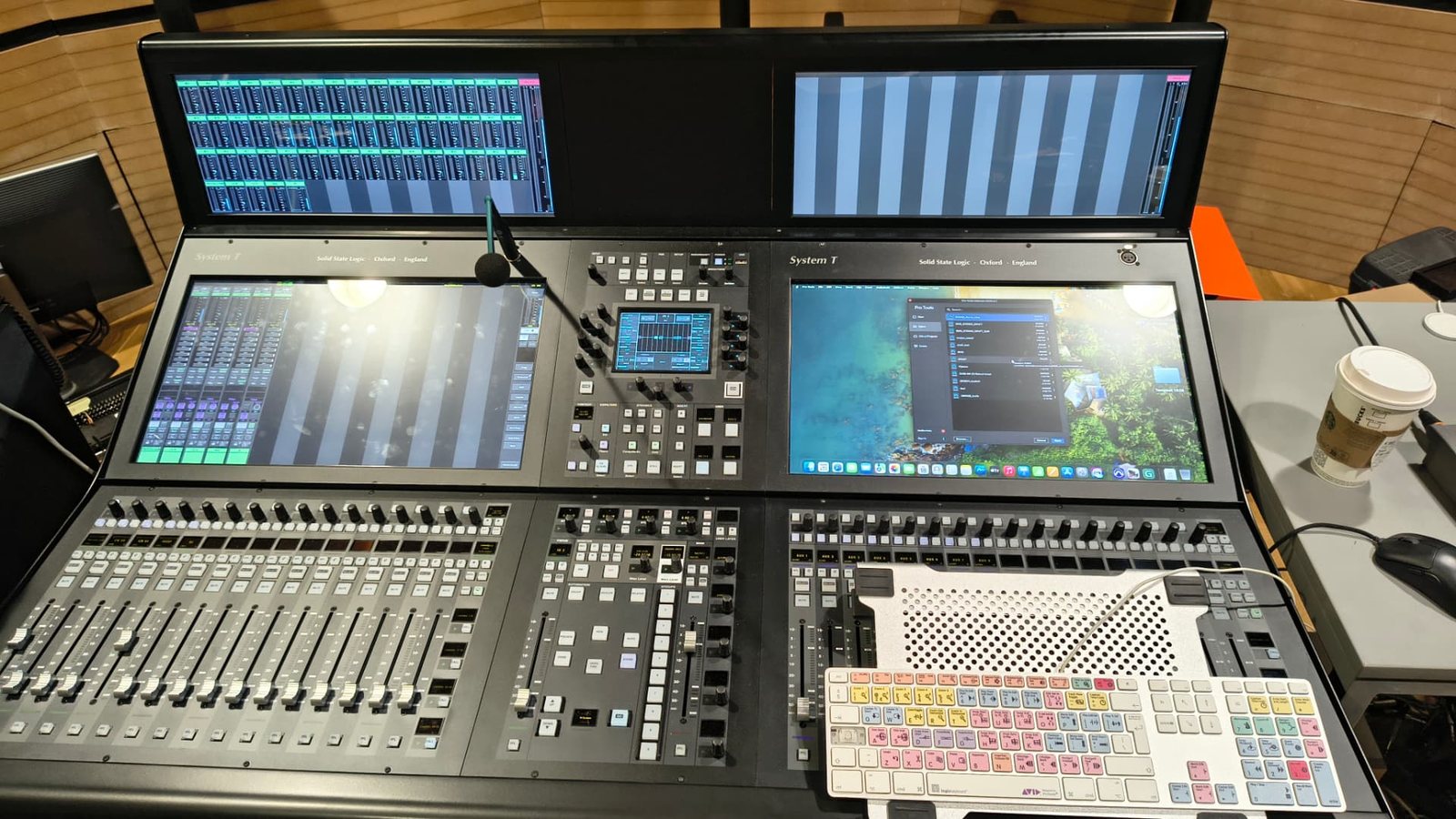 Velká digitální vysílací konzole Solid State Logic System T s monitory a editační klávesnicí